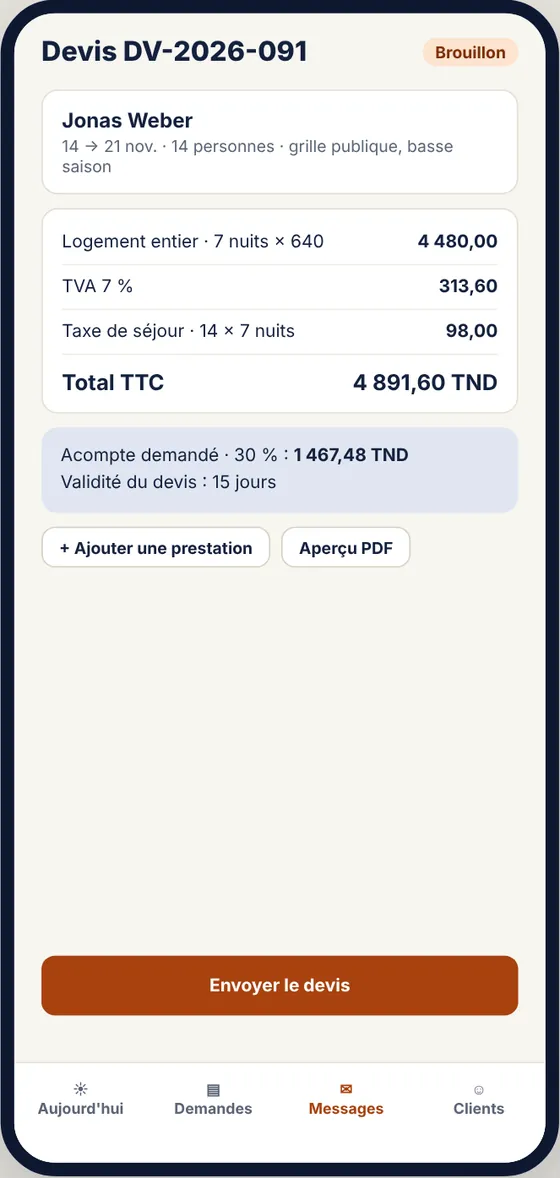 Devis préparé sur téléphone avec le détail du séjour, le total et l'acompte demandé.