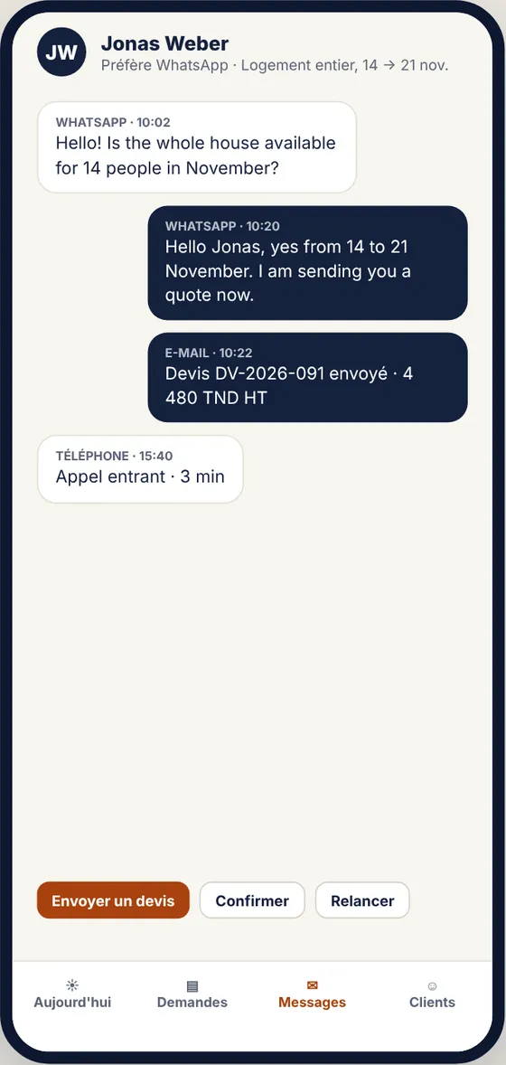 Conversation d'un client regroupant WhatsApp, e-mail et téléphone, avec les boutons Envoyer un devis, Confirmer et Relancer.